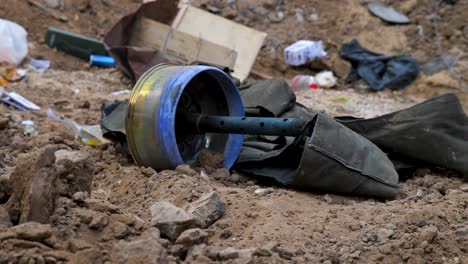la llanta del camión fue destruida debido a un brutal ataque de los soldados israelíes en la franja de gaza, palestina.