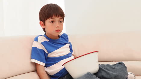 Niño-Comiendo-Palomitas-De-Maíz-Frente-Al-Televisor