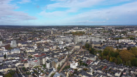 Edificios-Y-Casas-Del-Parque-Del-Centro-De-Le-Mans-Toma-Aérea-Cielo-Azul-Con-Nubes