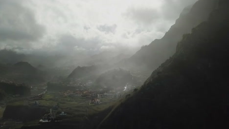 Toma-De-Drones-De-Un-Paisaje-Brumoso-En-Portugal