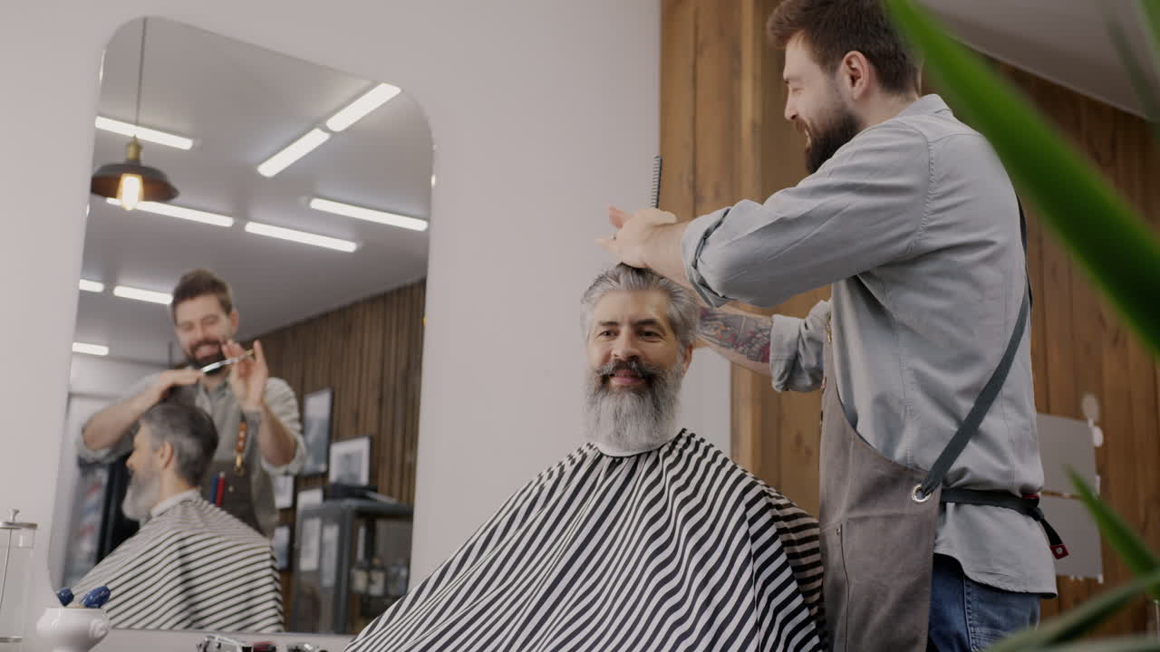 un hombre se corta el cabello en una barbería.