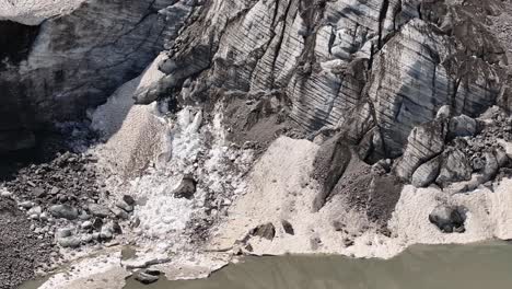 Paisaje-Glacial-Con-Un-Lago-De-Agua-De-Deshielo-En-Klausenpass,-Urner-Boden,-Suiza