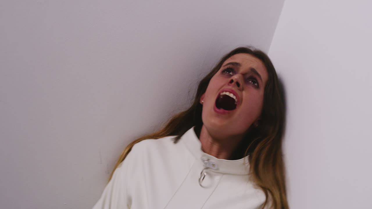 paciente loco agresivo en una camisa de fuerza tratando