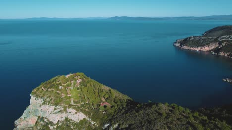 Klares-Blaues-Türkis-Und-Ruhiges-Meereswasser-An-Einer-Natürlichen-Sandstrandküstenbucht-Am-Monte-Argentario,-Italien