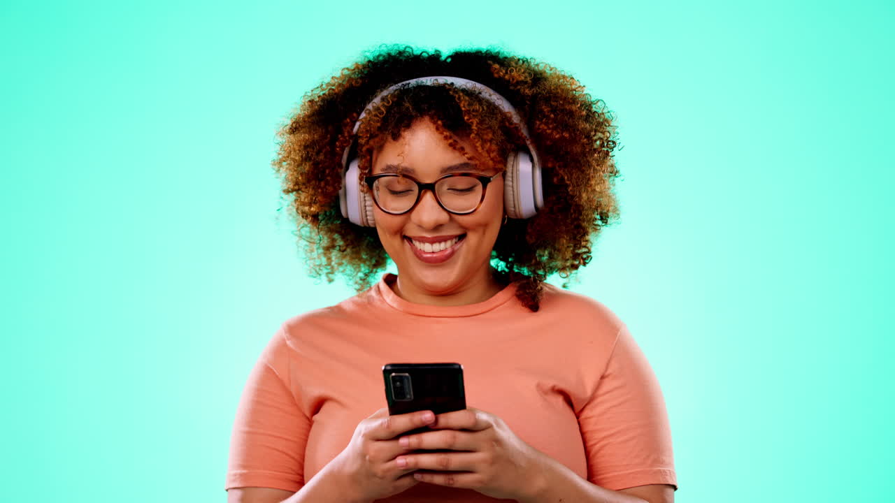 auriculares, teléfonos inteligentes y una mujer negra bailando