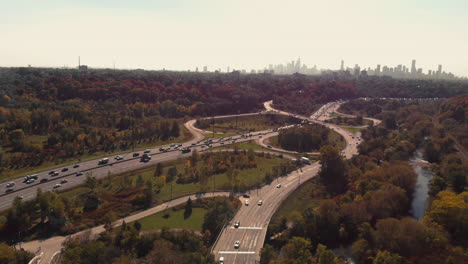 Herbstfarbe-über-Don-Valley-Parkway-Toronto-Ontario-Kanada