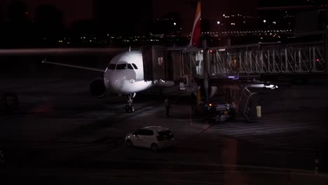 Pista-De-Aterrizaje-Del-Aeropuerto-Con-Puente-Conectado-Al-Avión