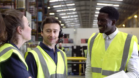 conversation occasionnelle entre le personnel dans l'entrepôt, tourné en r3d