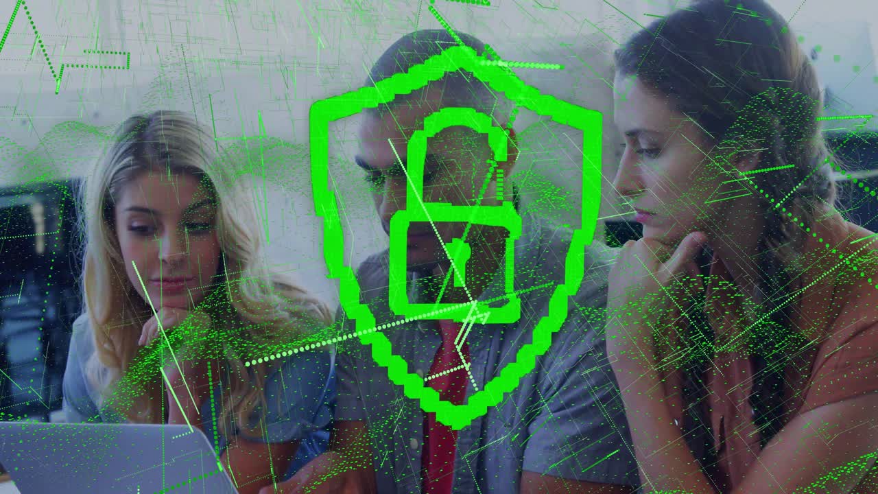 Colleghi chinati su un laptop che analizzano flussi di codice di sicurezza con un'interfaccia a scudo con lucchetto verde in sovrimpressione.
