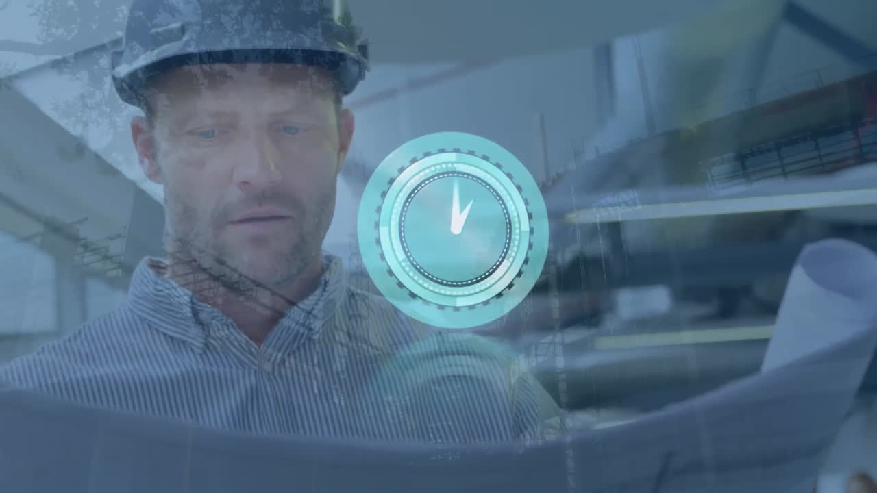 анимация часов, движущихся над кавказским инженером-мужчиной с планом и строительной площадкой