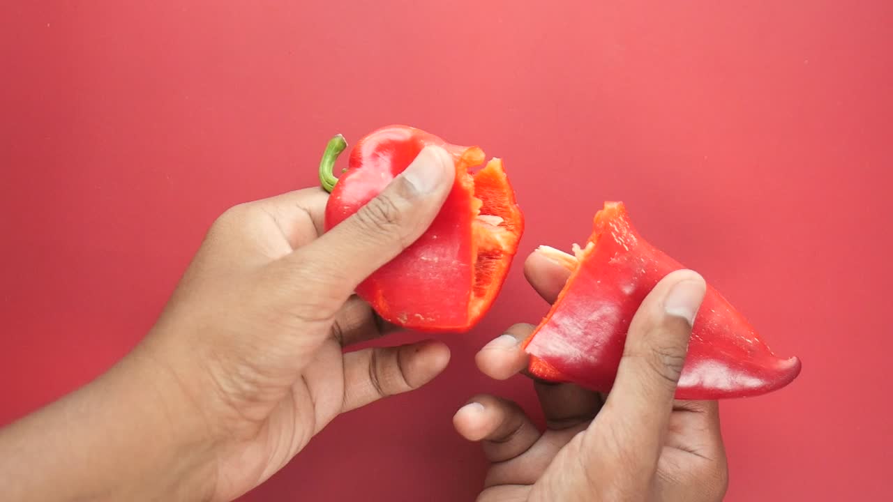 손은 반으로 잘라진 은 고추를 들고 있다