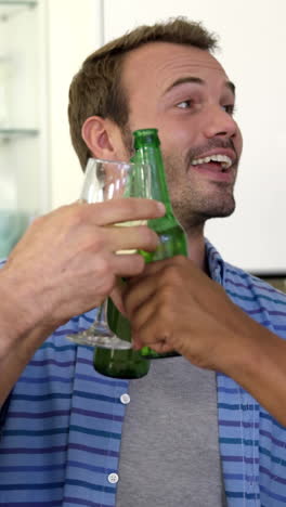 amigos animando con bebidas
