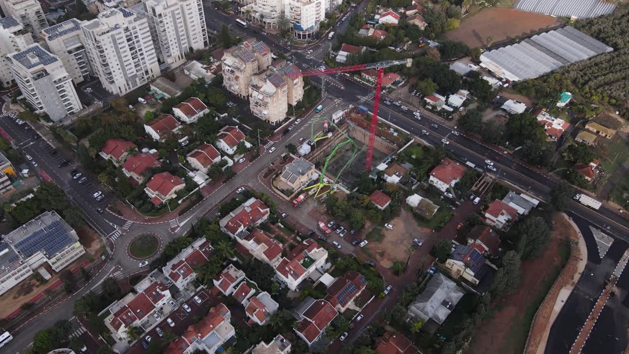 vista aérea panorámica de rascacielos en construcción con paisaje urbano, tel aviv, israel