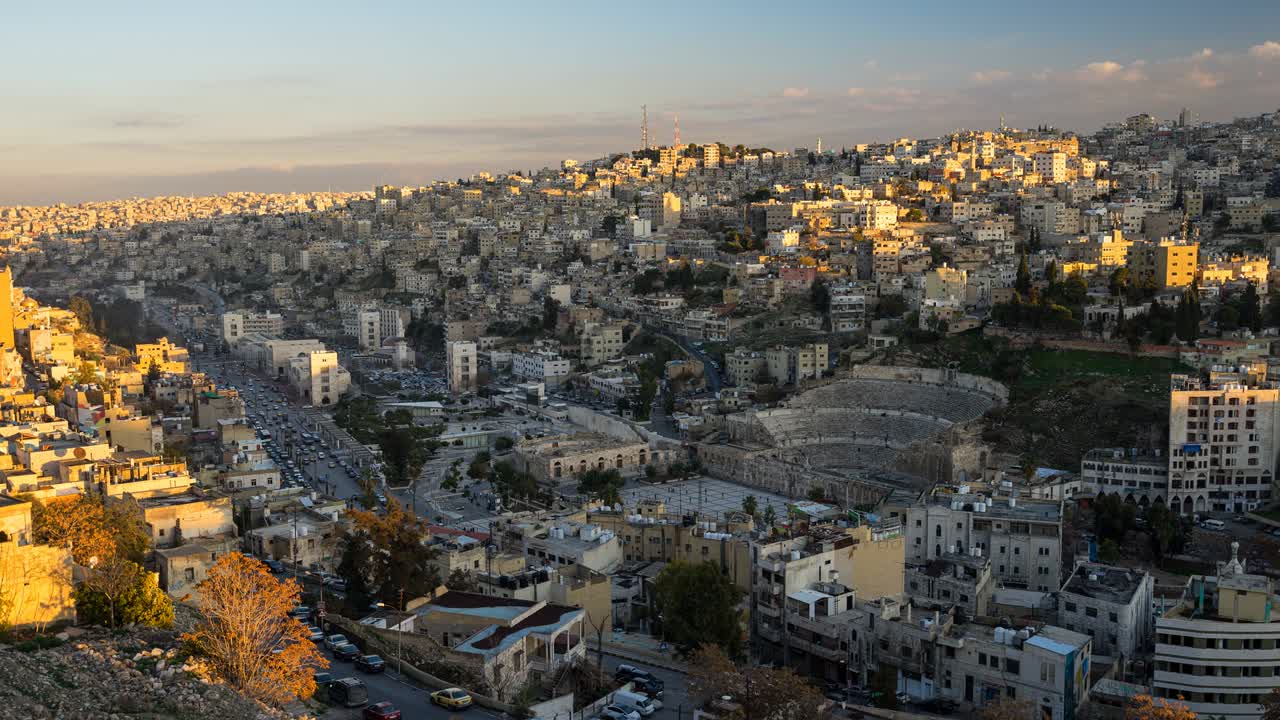 요르단의 수도인 암만 (amman) 의 시타달 (citadel) 에서 저녁으로 볼 수 있는 모습