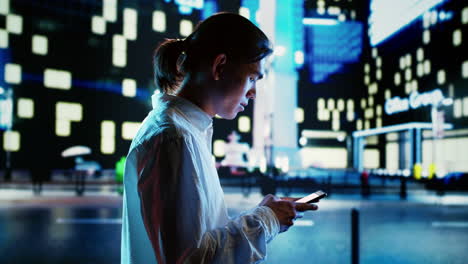 hombre caminando navegando en el teléfono inteligente