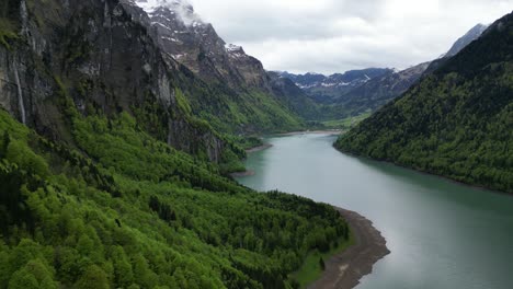 Serpentinenhafter-Klontalersee,-Geschmückt-Mit-Schweizer-Alpenlandschaft