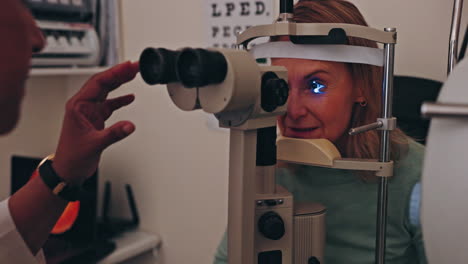 Optometrista,-Mujer-Y-Máquina-De-Examen-Ocular-Para-La-Vista