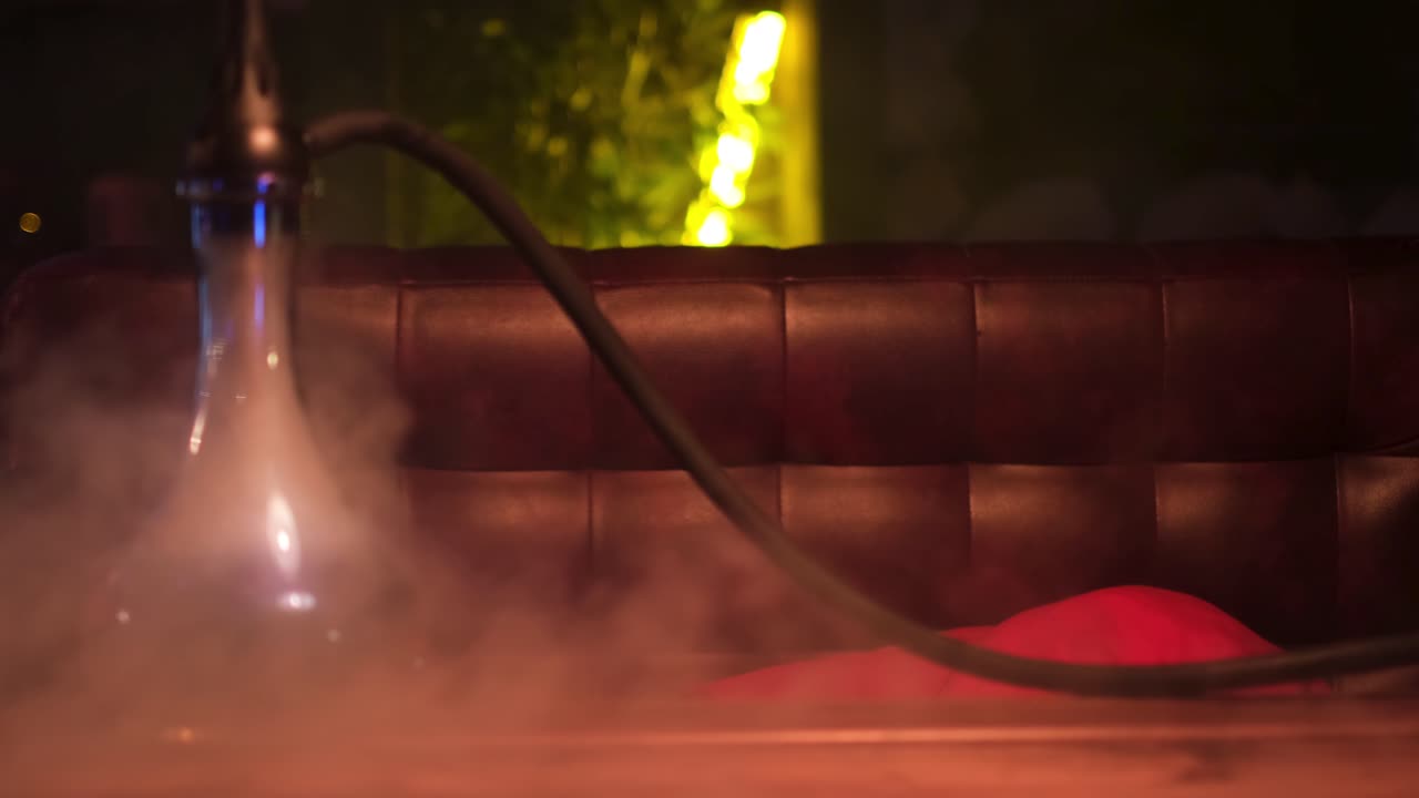 Vesipiippulounge yöllä