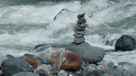 piedras apiladas junto a un río