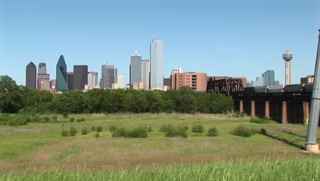 Dallas-Texas-An-Einem-Sonnigen-Tag-Mit-Einem-Vorbeifahrenden-Güterzug