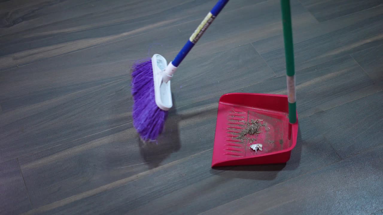 quitar el polvo y barrer el piso con un recogedor y una escoba