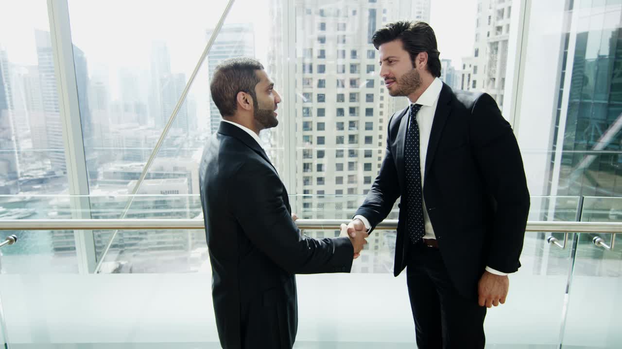 empresarios multiétnicos se reúnen en la torre financiera en el centro de la ciudad