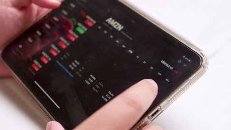 Nahaufnahme-Einer-Person,-Die-Auf-Einem-Tablet-Nach-Den-Neuesten-Börsenaktualisierungen-Im-Internet-Sucht