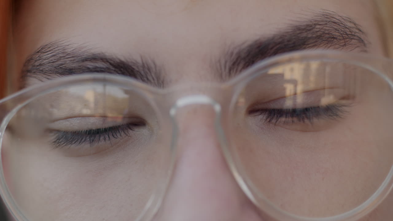 primer plano de una persona que lleva gafas