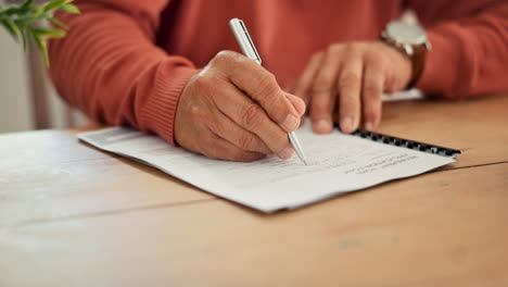 hombre mayor, manos y escritura en el papeleo