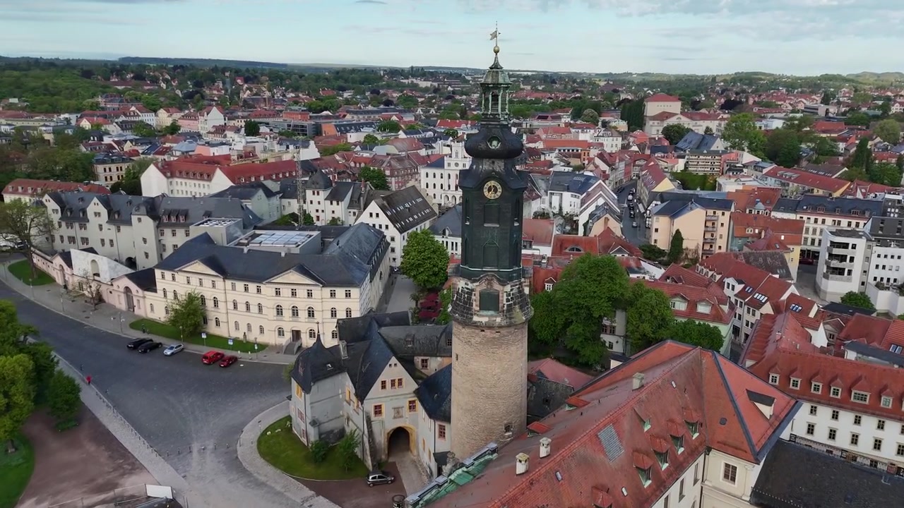 Drönare passerar nära torn och svänger sedan mot en närliggande monumentbyggnad