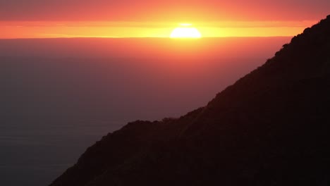 Zeitraffer-Des-Gebirgstals-Bei-Sonnenuntergang