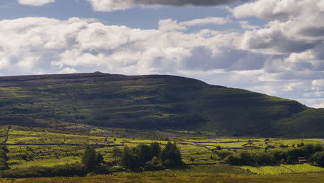 Lapso-De-Tiempo-Del-Paisaje-Rural-De-La-Ladera-En-Un-Día-Soleado-De-Verano-Con-Nubes-Pasajeras-En-Irlanda