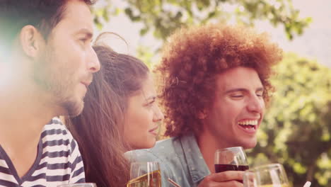 In-Zeitlupe-Glückliche-Freunde-Im-Park-Beim-Mittagessen