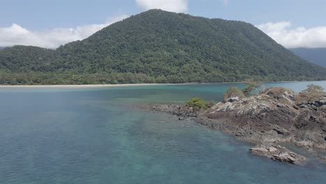 Thornton-Beach-Y-La-Selva-Tropical-De-Daintree-Rodeadas-Por-El-Mar-De-Coral-En-Queensland,-Australia,-Con-La-Isla-Golpeada-Revelada