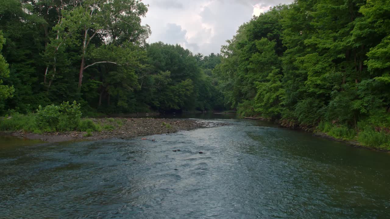 Riprese drone a bassa quota di Rocky River