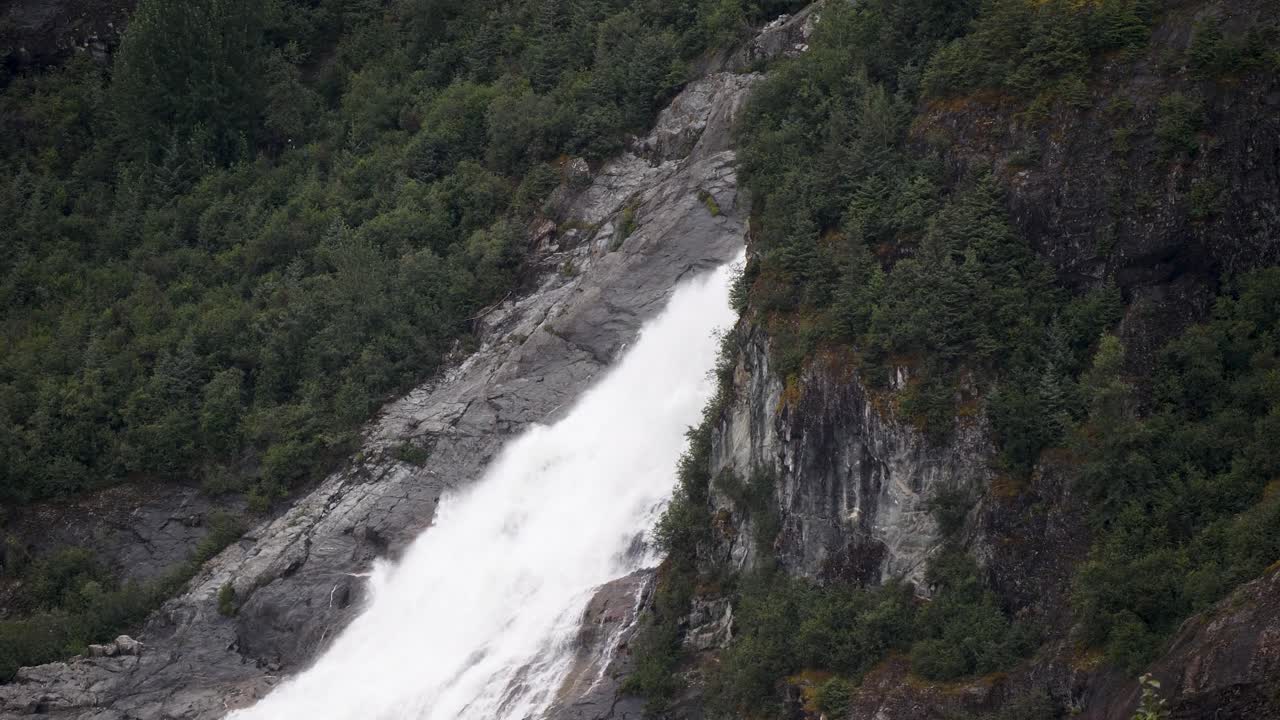 primer plano de las cataratas nugget junto al glaciar mendenhall, alaska