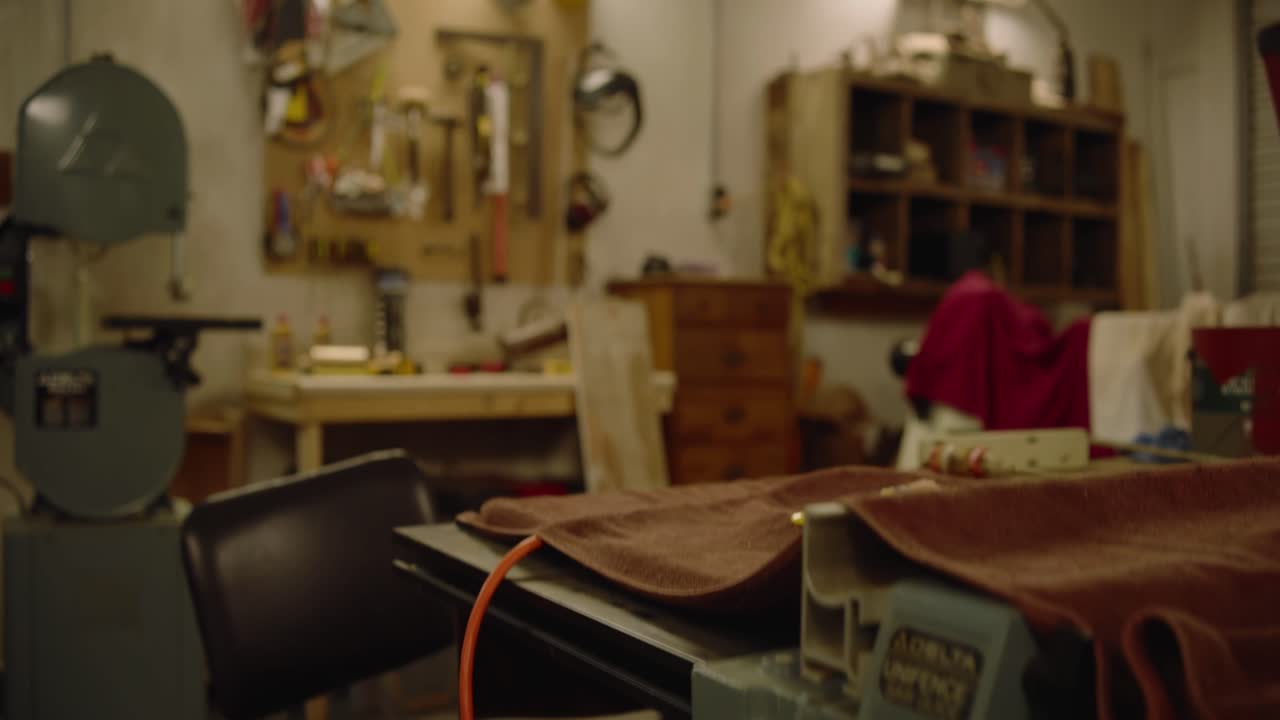 inclinación hacia arriba para revelar el entorno del taller de carpintería, el taller de la cueva del hombre, la habitación clásica del carpintero