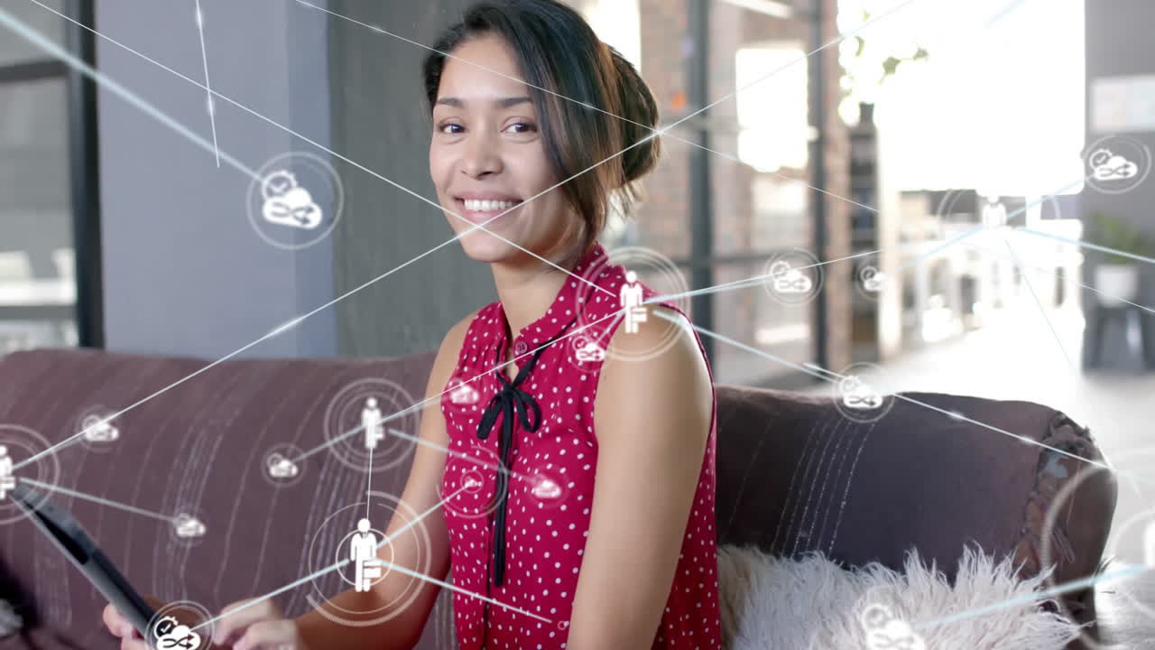 태블릿을 사용하는 두 인종의 캐주얼 사업가 여성에 대한 아이콘과의 연결 네트워크의 애니메이션