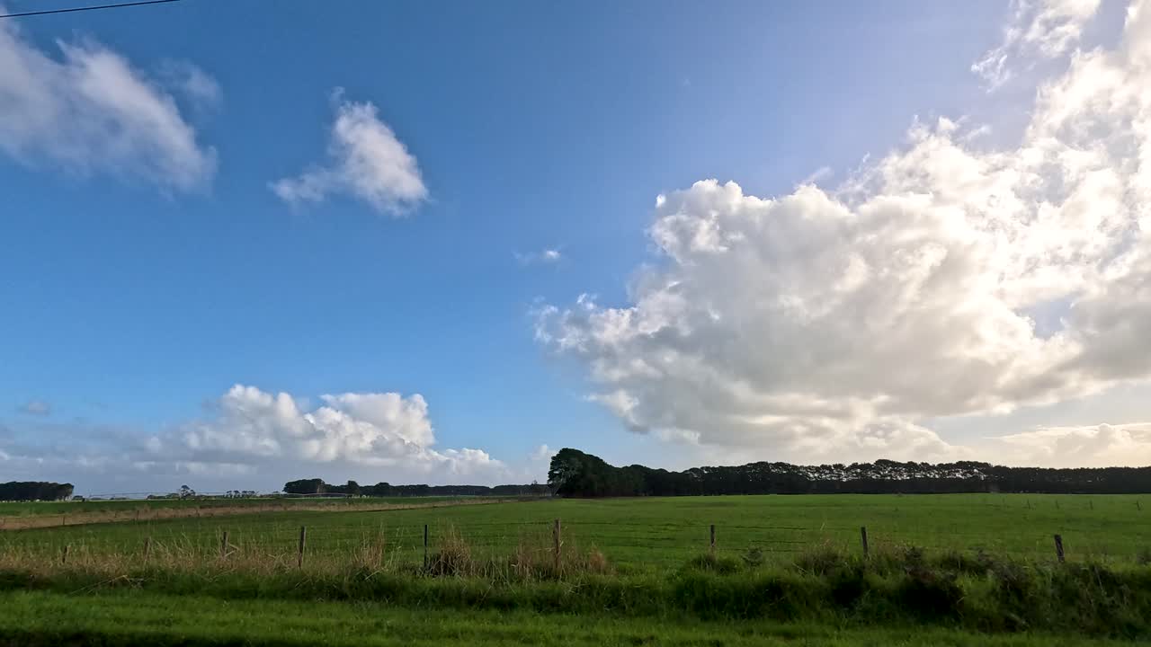 cielo nublado sobre un paisaje de tierras de cultivo verdes y exuberantes