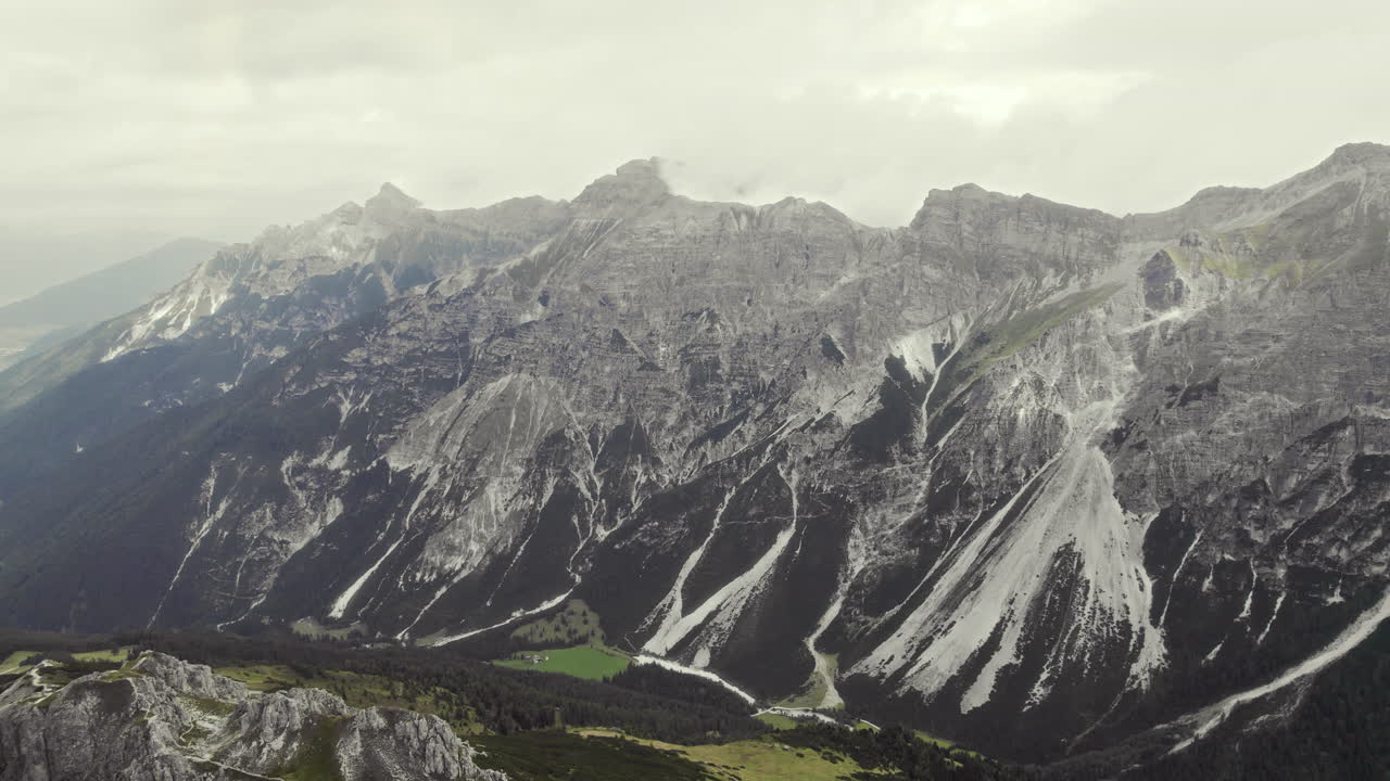 antena cinematográfica de una cordillera alpina en stubai en austria-1
