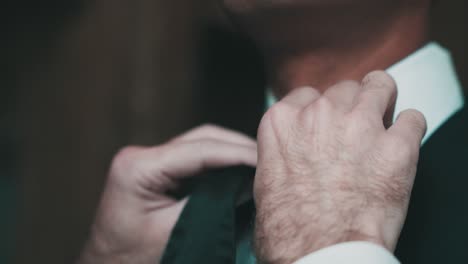 hombre ajustando y arreglando la corbata a su amigo usando una suite de bodas de negocios