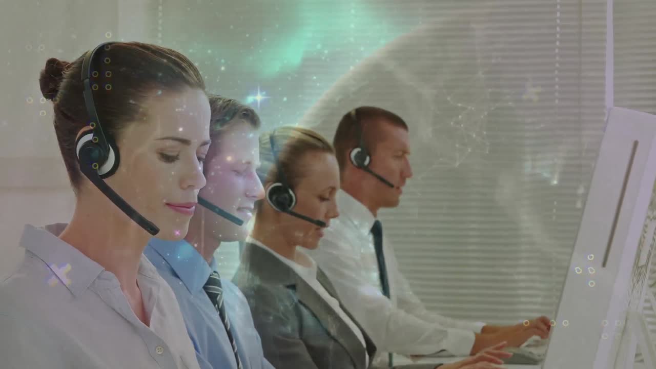 사무실에서 일하는 다양한 고객 서비스 임원들의 그룹을 통한 연결 네트워크의 세계