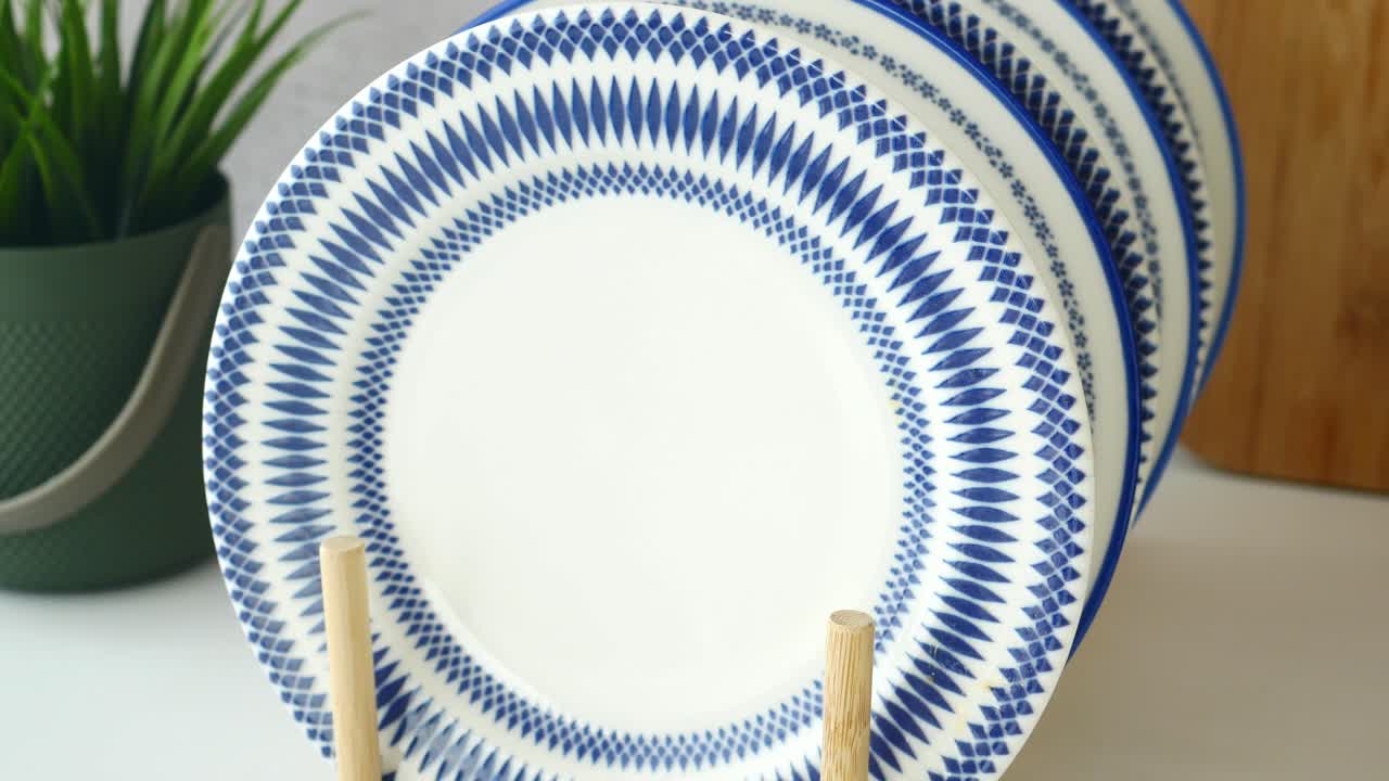 플레이트 스탠드 에 있는 파란색 과 색의 플레이트