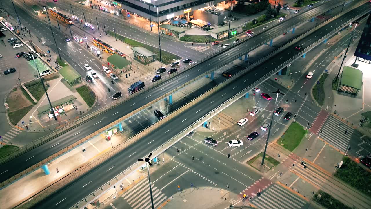 공중 전망을 운전하는 자동차가 있는 하향식 도시 도로