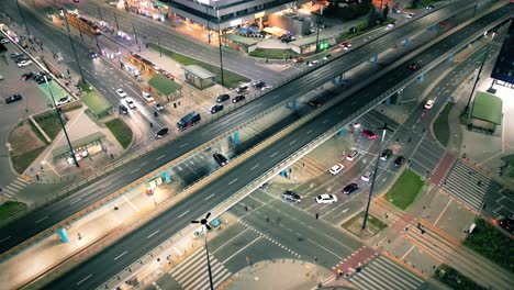 carreteras de la ciudad nocturna de arriba hacia abajo con vista aérea de conducción de automóviles