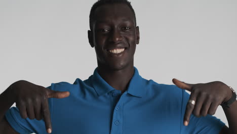 un hombre afroamericano con un fondo gris.