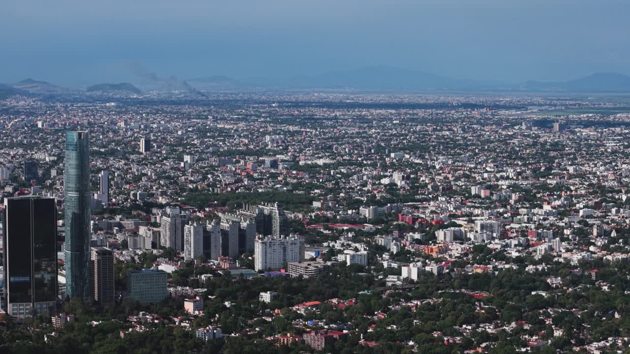 Açık bir öğleden sonra drone ile çekilmiş, yukarıdan Meksika Şehri.