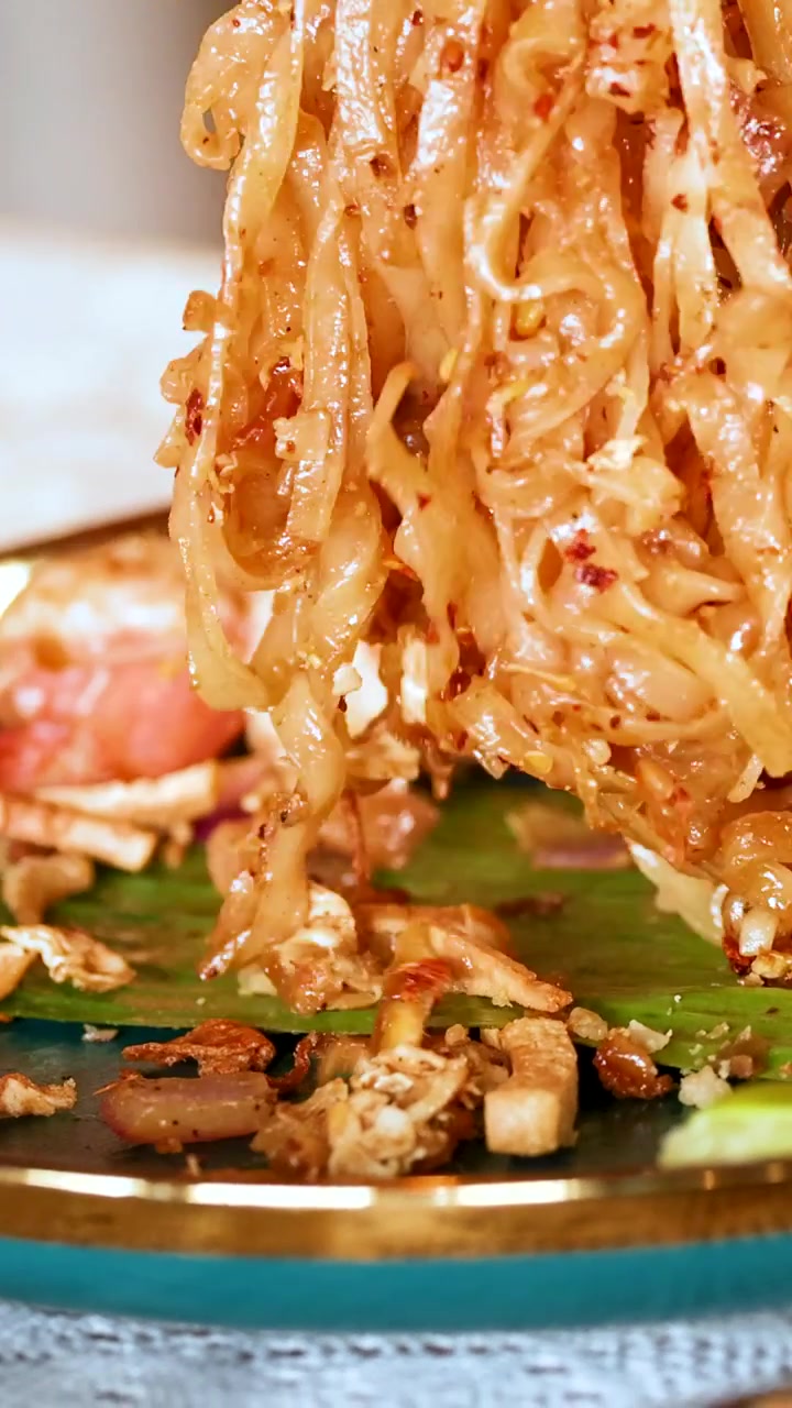 Deilig reke-pad Thai serveres og nytes