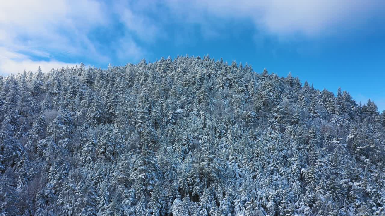 눈 덮인 산의 정상을 올려다보는 오른쪽 공중 슬라이드