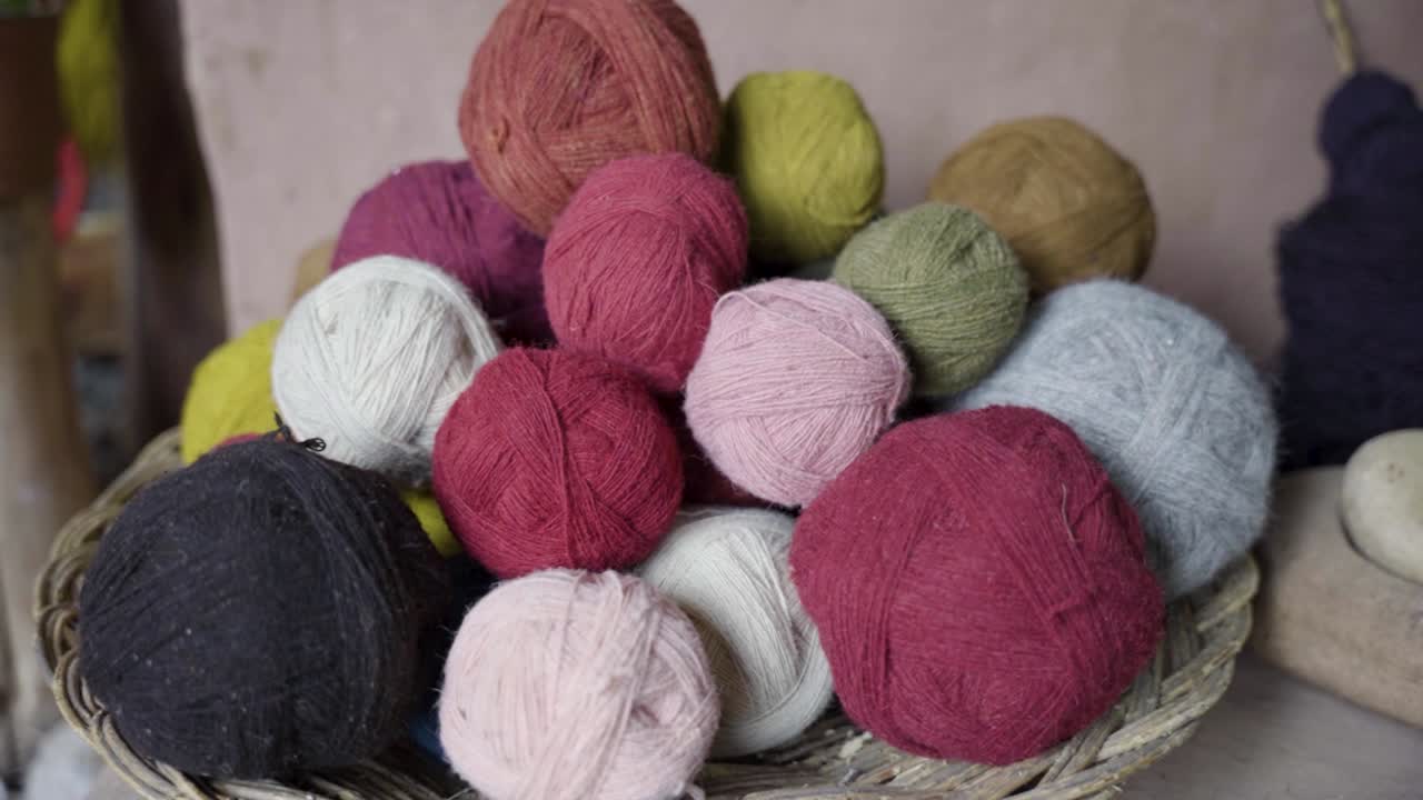 칭체로 쿠스코 페루에서 자연적으로 염색 된 양털 가닥의 클로즈업 전통적인 안데스 산맥 양털 따뜻한 옷